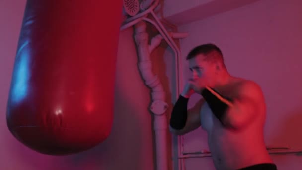 Mężczyzna bokser napina jego ręce przed treningiem. — Wideo stockowe