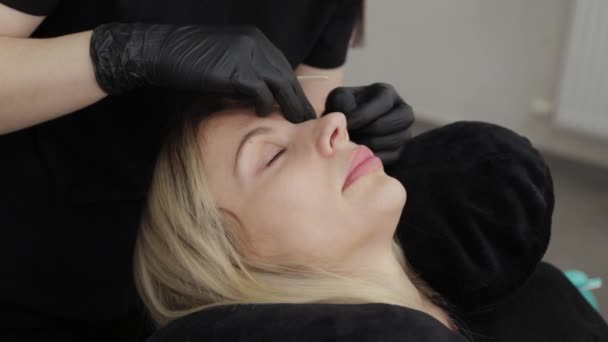 Esthéticienne professionnelle dans un salon de beauté. Esthéticienne fait le nettoyage des cils . — Video