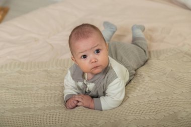 Parlak bir yatakta tatlı küçük bir çocuk..