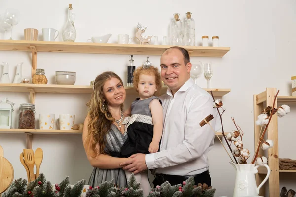 Šťastná rodina s dítětem v kuchyni na Nový rok. — Stock fotografie