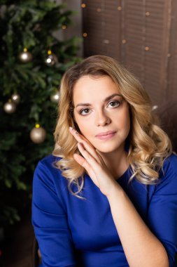 Yeni yıl arifesinde güzel bir kadın. Noel Arifesi.