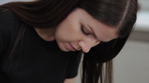 Professionelle Kosmetikerin in einem Schönheitssalon klebt Silikonfutter für Wimpernkaschierung. — Stockvideo