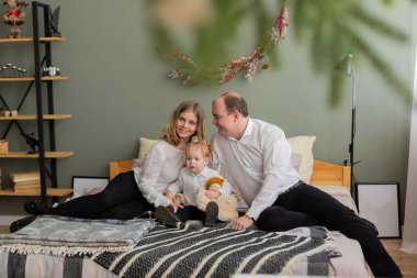 Yeni yıl yatağında güzel, mutlu bir aile. Mutlu Noeller 2020.