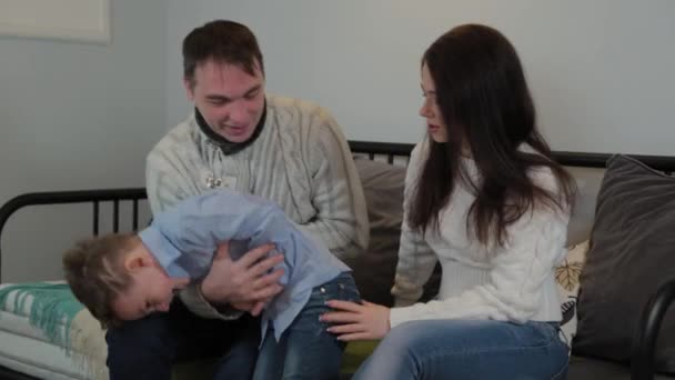 Schöne und glückliche Papa Mama und Sohn auf der Couch in einem modernen Interieur. — Stockvideo