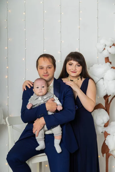 Bela família feliz em uma área fotográfica brilhante . — Fotografia de Stock