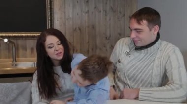 Mutfakta çocuğu olan mutlu bir aile, modern bir iç mekanda..