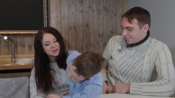 Famiglia felice con un bambino in cucina in un interno moderno . — Video Stock