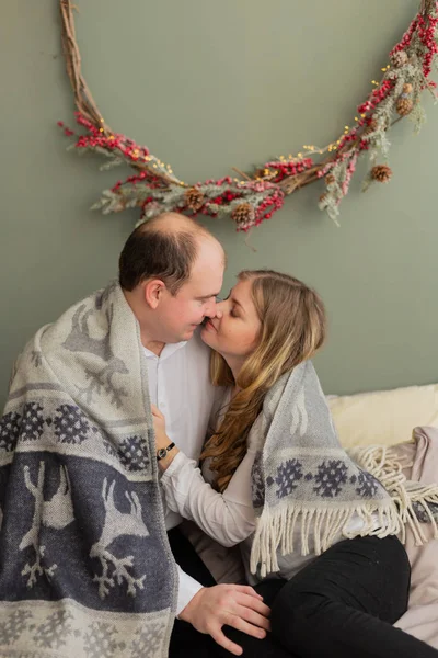 Šťastní milenci na posteli v novoroční místnosti. Veselé Vánoce 2020. — Stock fotografie