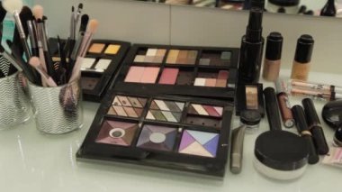 Güzellik salonundaki masada profesyonel makyaj aletleri..