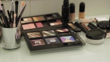 Güzellik salonundaki masada profesyonel makyaj aletleri..