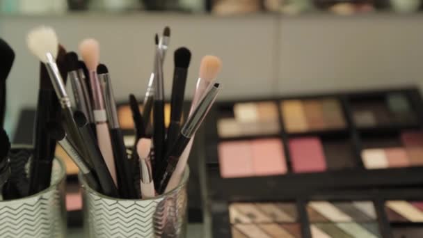 Professionele make-up artist tools op een tafel in een schoonheidssalon. — Stockvideo