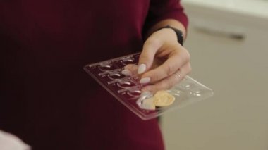 Elinde palet olan profesyonel bir makyöz. Makyaj yapıyor..