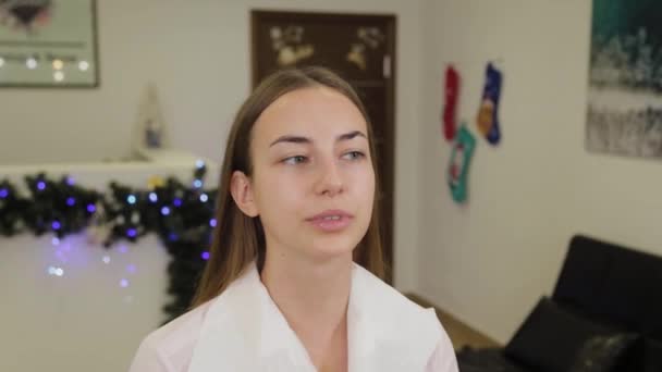 Profesionální make-up umělec aplikuje základ krém na obličej klienta štětcem. — Stock video