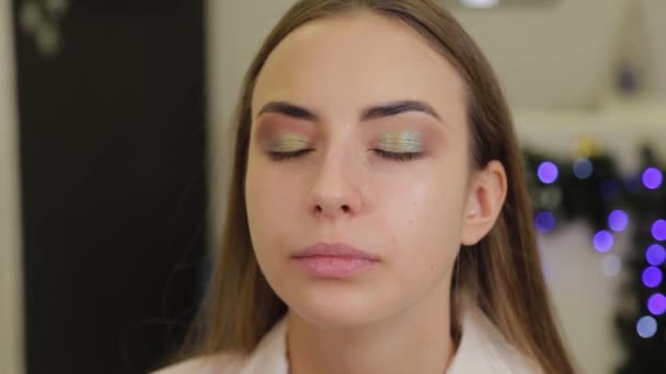 Profesionální make-up umělec klade oční stíny na klienta salonu krásy. — Stock video