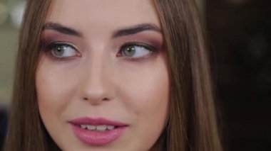 Güzellik salonunda makyajlı güzel mutlu bir kızın portresi..