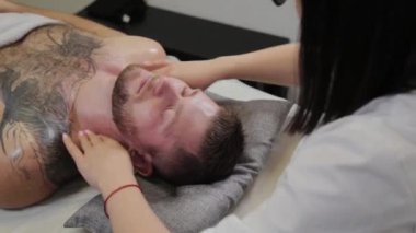 Güzellik salonunda makyajlı güzel mutlu bir kızın portresi..