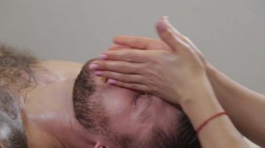 Güzellik salonunda makyajlı güzel mutlu bir kızın portresi..