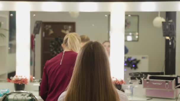 Professionele make-up kunstenaar zet oogschaduw op een klant van een schoonheidssalon. — Stockvideo