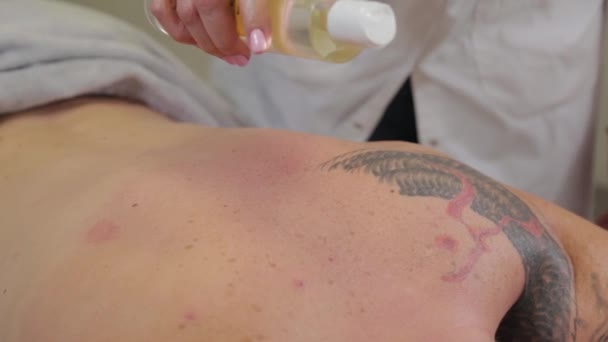 Profesjonalna masażystka robi masaż na plecach mężczyzny. Masaż w salonie piękności. — Wideo stockowe