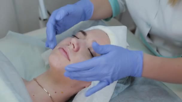 Professionell kosmetolog kvinna massera kunder ansikte. — Stockvideo