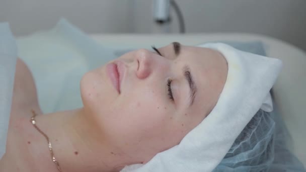 Esthéticienne professionnelle se frotte le visage avant la procédure avec des lingettes humides . — Video