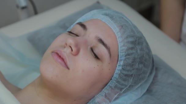 Mulher feliz bonita após o procedimento cosmetology . — Vídeo de Stock