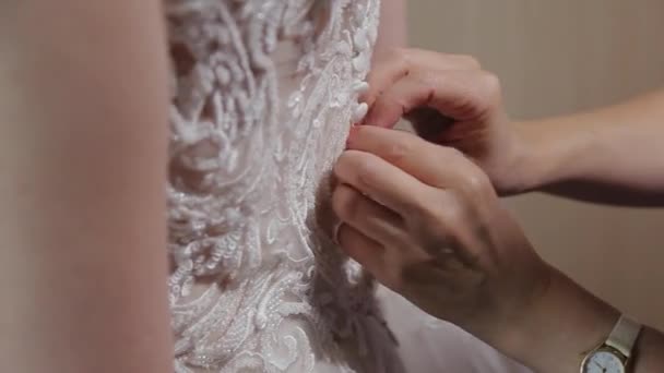 Nevěsta zauzlovala svatební šaty. Šťastný svatební den. — Stock video