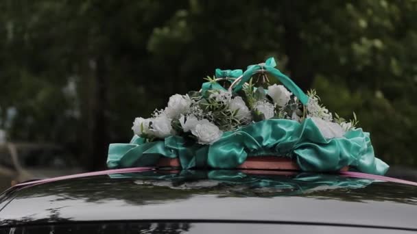 Hermosa decoración de la boda en coche en un día de boda . — Vídeo de stock