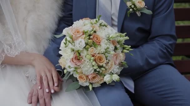 Gli sposi felici si accarezzano le mani . — Video Stock