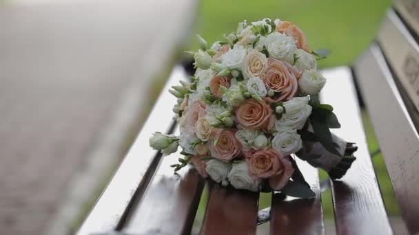 Ramo de flores frescas de la boda. Ramo festivo de flores frescas. Ramo nupcial de boda. Floristería de bodas. De cerca. . — Vídeos de Stock