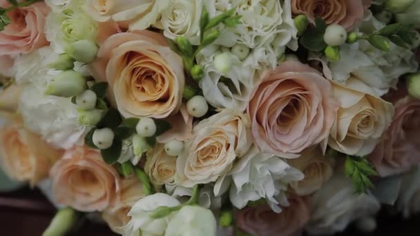 Bouquet da sposa di fiori freschi. Mazzo festivo di fiori freschi. Bouquet da sposa nuziale. floristica del matrimonio. Da vicino. . — Video Stock