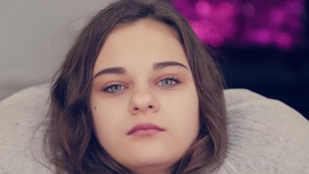 Young girl in a beauty salon in a chair. — Stock Video