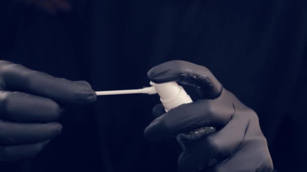 Maître browsist professionnel femme appliquant du gel sur un coton-tige dans un salon de beauté . — Video