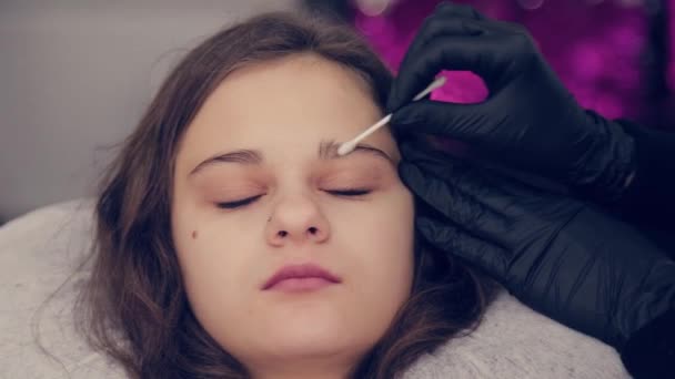 Profesional maestro browsist mujer aplicando gel en un hisopo de algodón en un salón de belleza . — Vídeos de Stock