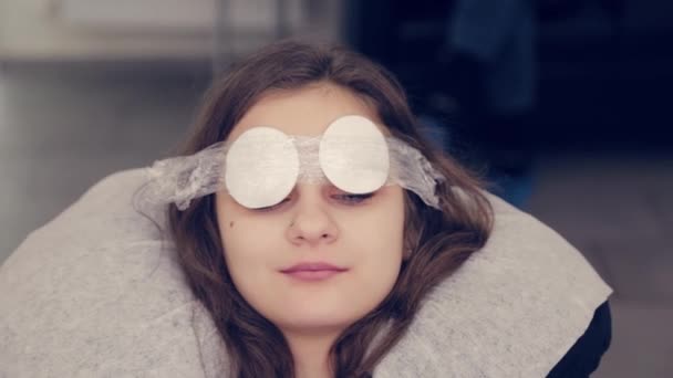 Professionell kvinna ögonbryn mästare sätter film på ögonbryn i en skönhetssalong. — Stockvideo
