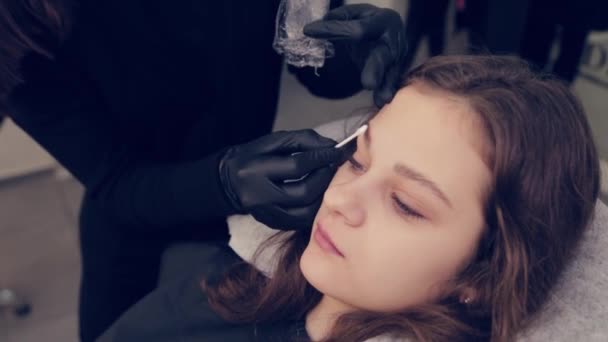 Profesional maestro browsist mujer aplicando gel en un hisopo de algodón en un salón de belleza . — Vídeos de Stock