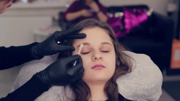 Profesional maestro browsist mujer aplicando gel en un hisopo de algodón en un salón de belleza . — Vídeos de Stock