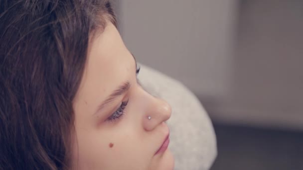 Professionnel maître des sourcils femme marque sur les sourcils au client dans le salon de beauté . — Video