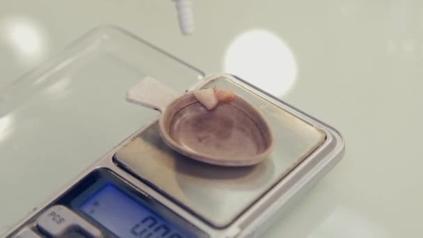 Professional master browsist woman weighs scales for eyebrow paint in a beauty salon. — 비디오