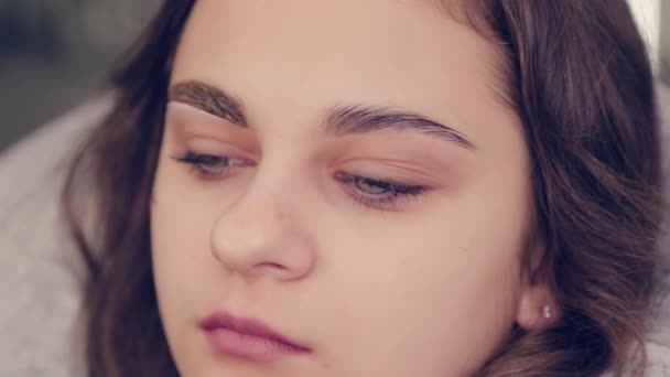 Young girl in a beauty salon in a chair. — Stock Video