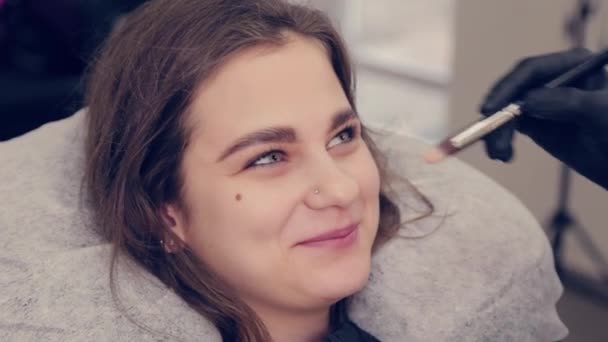 Professionnel maître sourcils femme attire les sourcils au client dans un salon de beauté . — Video