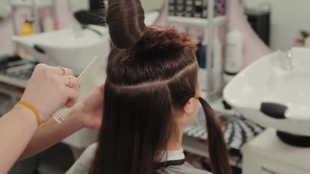 Coiffeur professionnel femme prépare les cheveux des clients pour la coupe de cheveux . — Video