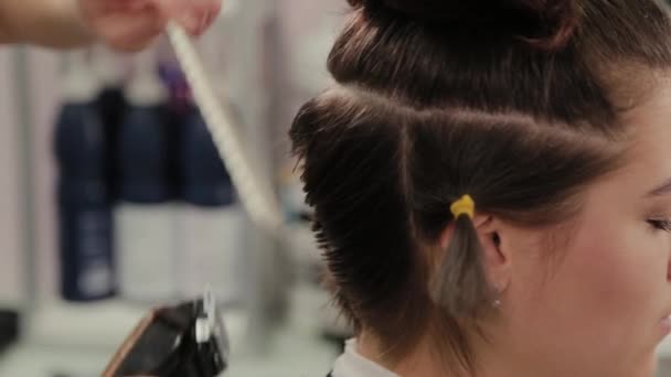 Peluquería profesional mujer corte de pelo al cliente con cortador de pelo . — Vídeo de stock