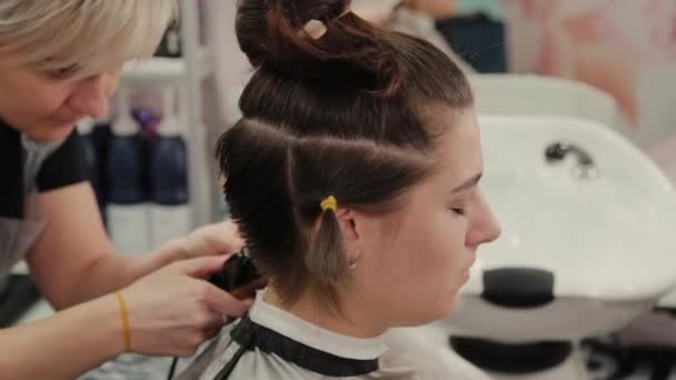 Professionell frisör kvinna klippa hår till klient med hårklippare. — Stockvideo
