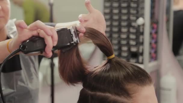 Cabeleireiro profissional mulher corte de cabelo para o cliente com cortador de cabelo . — Vídeo de Stock