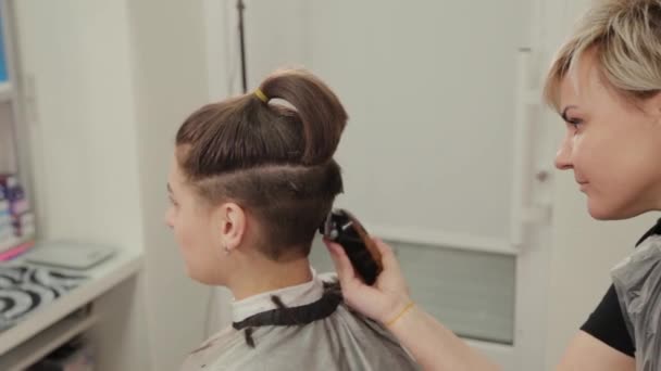 Peluquería profesional mujer corte de pelo al cliente con cortador de pelo . — Vídeo de stock