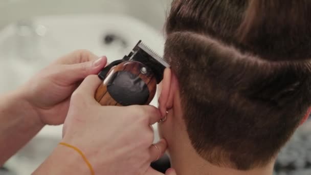 Cabeleireiro profissional mulher corte de cabelo para o cliente com cortador de cabelo . — Vídeo de Stock
