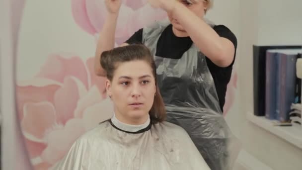 Professionelle Friseurin Frau Haare schneiden Client mit Haarschneidemaschine. — Stockvideo