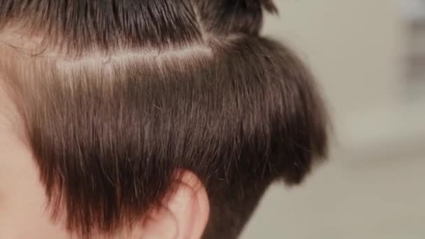 专业美发师为客户做湿发发型. — 图库视频影像