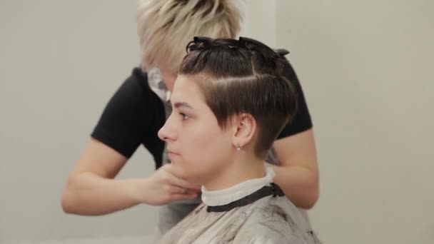 Professzionális fodrász nő csinál frizura nedves haj ügyfél. — Stock videók